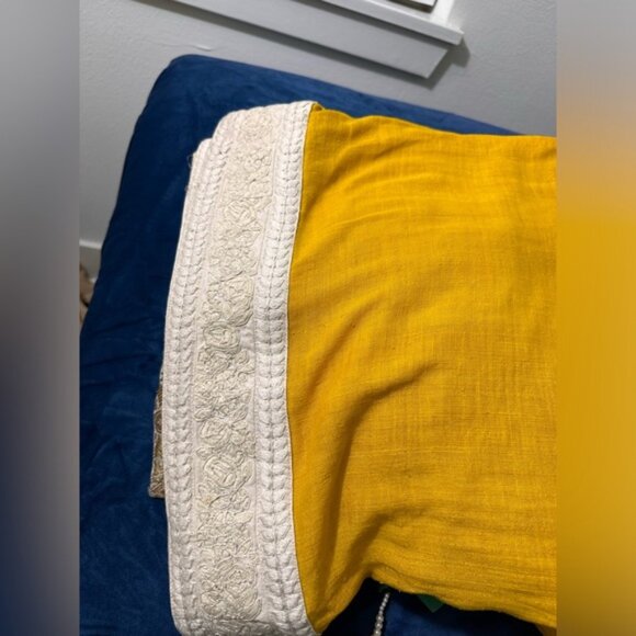 Authentic Sabyasachi Yellow Silk saree w contrasting blouse Flows beutifully - Picture 5 of 6